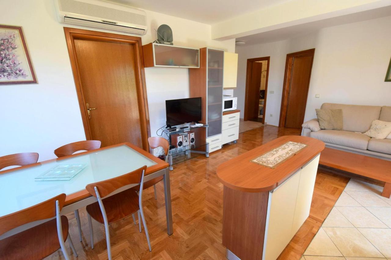 Apartment Mirela Malinska Exteriör bild